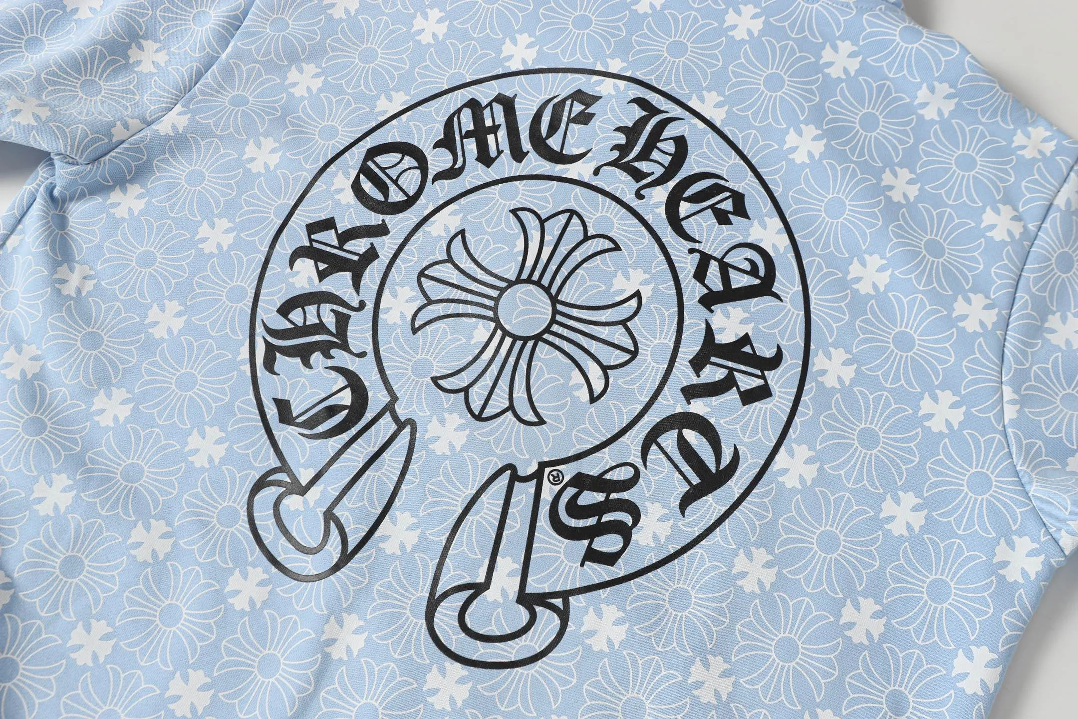 P300 cross-border model, please do not place an order if you are pursuing quality - Chrome Hearts/Chrome Hearts Sanskrit Dark Pattern Horseshoe Sanskrit Cross ✝️ Printed Zipper Sweater Cardigan Jacket - High weight, high density and high quality. The wool is soft, delicate and skin-friendly. It feels soft and silky. It has excellent warmth and skin-friendly properties. - Custom-woven and custom-dyed, no color difference. No matter the fabric or workmanship details, it beats the ordinary version on the market. - Hardware zipper accessories are all customized and full of details. -Colour: Black White Blue -Size: S M L XL